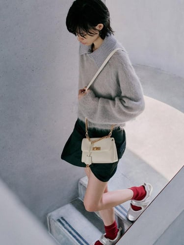 حقيبة كروس بودي صغيرة بمقبض سلسلة من كيري - كريمي