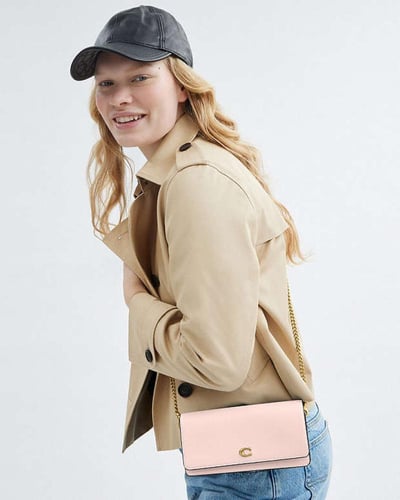 محفظة إسينشيال طويلة مزودة بسلسلة/ براند كوتش