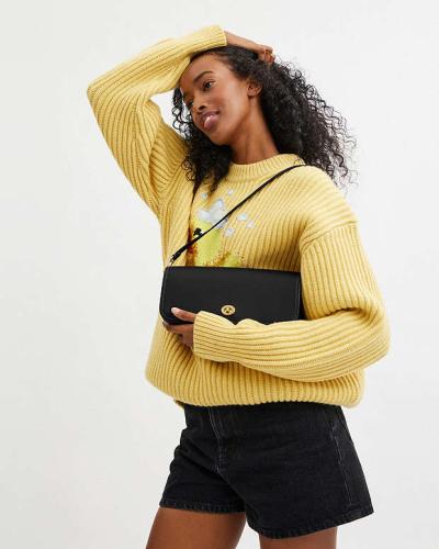 حقيبة كوتش صغيرة