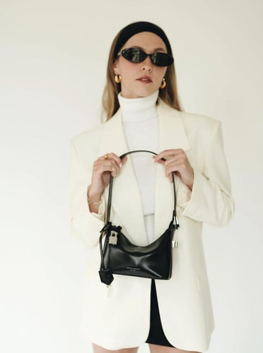 حقيبة هوبو صغيرة باللون الفضي الأسود