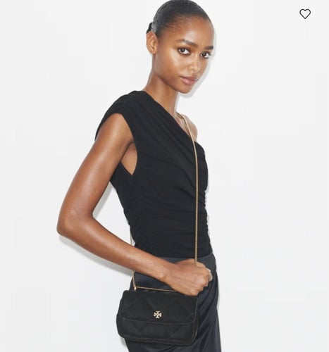 حقيبة كيرا ميني بتصميم مبطّن بنقشة ماسية من المخمل...