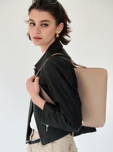 حقيبة هوبو باللون البيج الذهبي