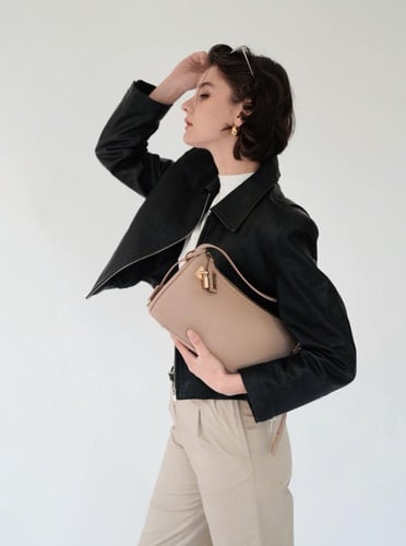 حقيبة هوبو باللون البيج الذهبي