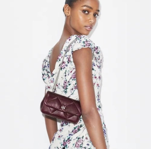 حقيبة كيرا الصغيرة ذات الغطاء القلاب والمزينة بنقو...