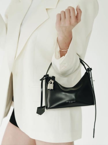 حقيبة هوبو صغيرة باللون الفضي الأسود