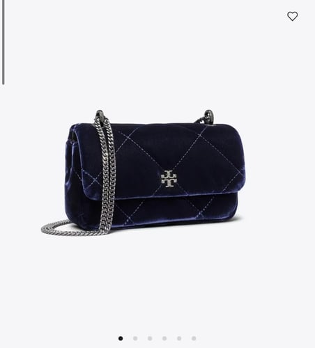 حقيبة كيرا ميني بتصميم مبطّن بنقشة ماسية من المخمل...