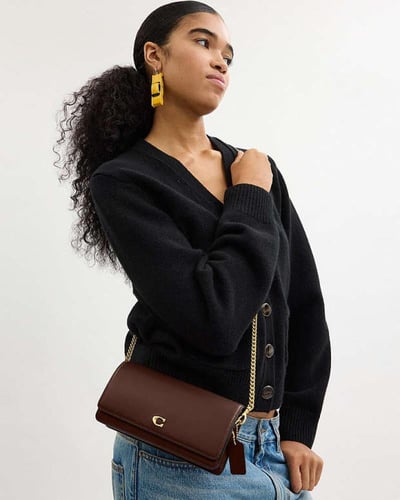 محفظة إسينشيال طويلة مزودة بسلسلة/ ماركة كوتش