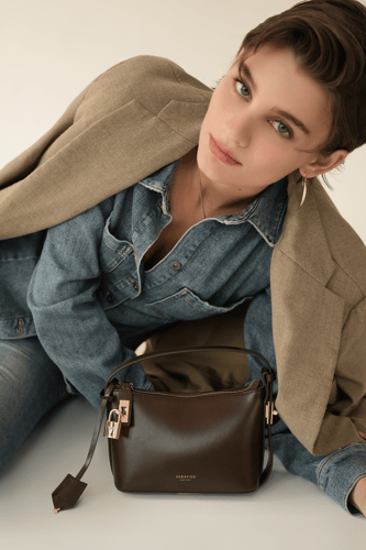 حقيبة هوبو صغيرة من الشوكولاتة الذهبية