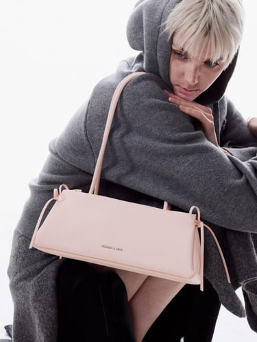 حقيبة كتف مستطيلة ومزينة بفيونكة/ براند تشارلز اند...