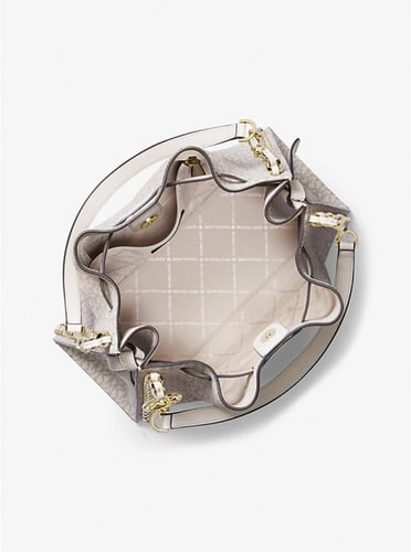 حقيبة كتف كبيرة بسلسلة وشعار مينا المميز