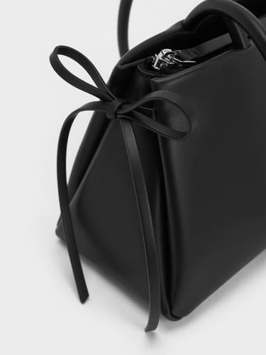 حقيبة كتف مستطيلة ومزينة بفيونكة/ براند تشارلز اند...