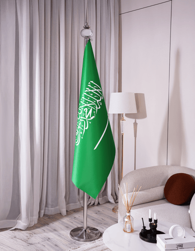 علم السعودية كبيرمع سارية فضي ( رويال بلس )