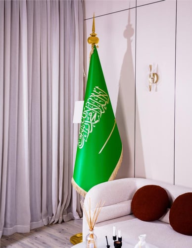 علم السعودية كبيرمع سارية ذهبي ( رويال بلس ) مع ال...