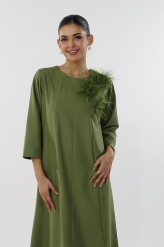 جلابية لينن اخضر غامق مع اضافة ريش مطرز