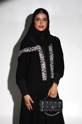 عباية قماش كريب أسود بكلفة امامية واكمام استريتش