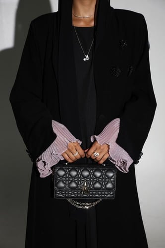 عباية قماش كريب اسود قصة جاكيت مع تطريز وقصة رقبه...