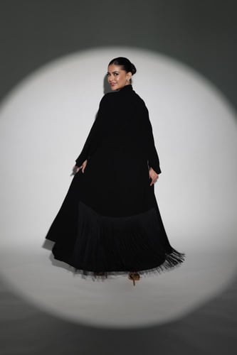 عباية كريب اسود بخيوط من الخلف مع ازرير لولوء