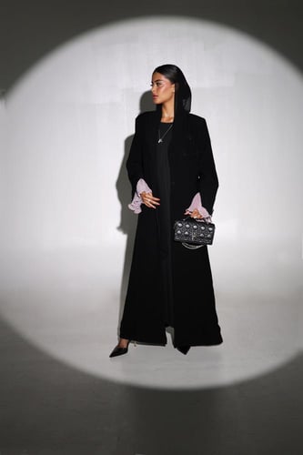 عباية قماش كريب اسود قصة جاكيت مع تطريز وقصة رقبه...