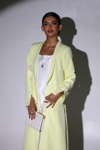 عباية قماش كريب اصفر قصة جاكيت مع تطريز امامي والا...