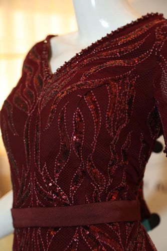 فستان تل عودي طويل بأكمام قصيرة ومطرز بالترتر