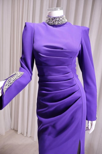 فستان كريب طويل بلون بنفسجي مزين بالكريستال