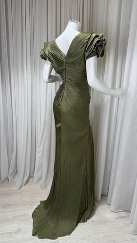 فستان شيفون زيتي درابيه على الصدر وأكمام على شكل و...