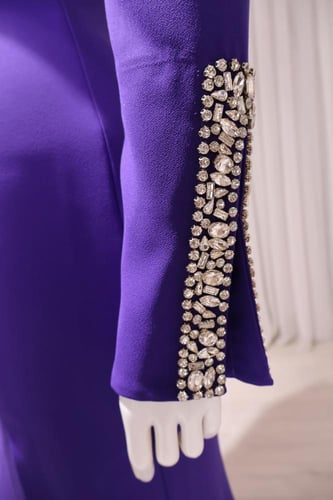 فستان كريب طويل بلون بنفسجي مزين بالكريستال