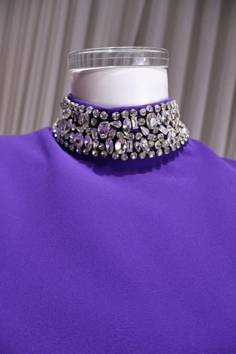 فستان كريب طويل بلون برتقالي مزين بالكريستال