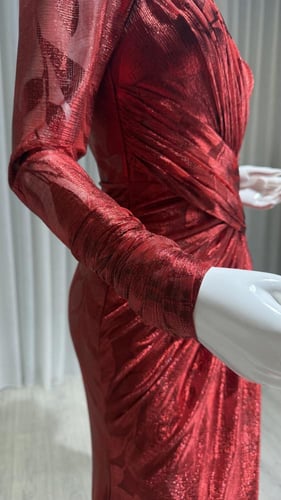 فستان شيفون أحمر طويل بقصة كلوش وأكمام طويلة