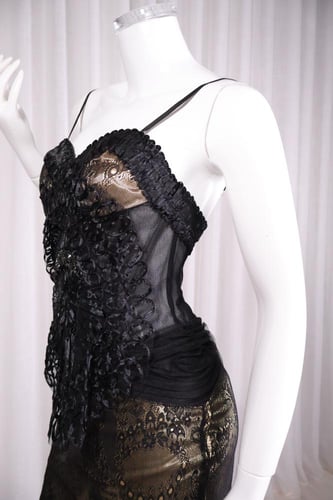 فستان دانتيل طويل أسود مبطن بساتان ذهبي بدون أكمام