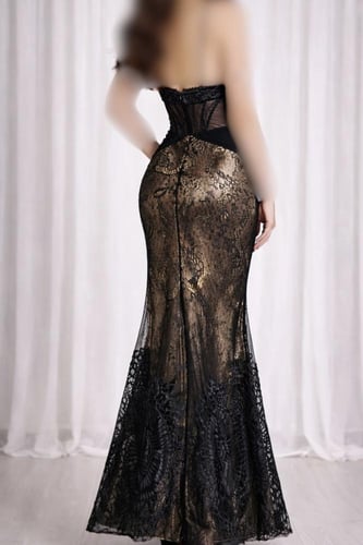 فستان دانتيل طويل أسود مبطن بساتان ذهبي بدون أكمام