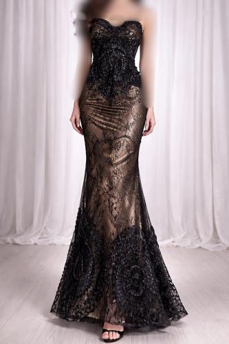 فستان دانتيل طويل أسود مبطن بساتان ذهبي بدون أكمام