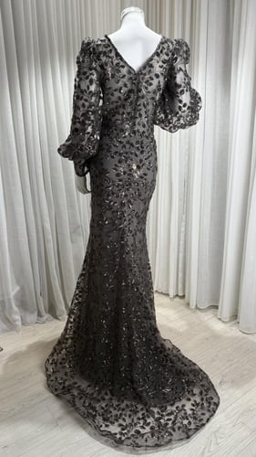 فستان تل رمادي طويل مطرز بالترتر بأكمام طويلة