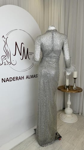 فستان سهرة ماكسي فضي مزين بالخرز والترتر و أكمام ر...
