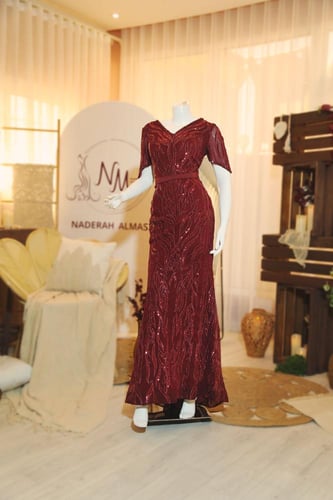 فستان تل عودي طويل بأكمام قصيرة ومطرز بالترتر