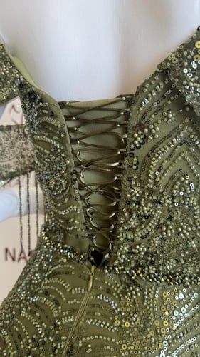 فستان تل زيتي طويل قصة كلوش مزين بالترتر والخرز بأ...
