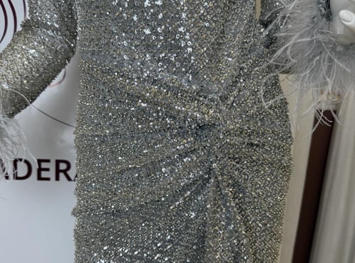 فستان سهرة ماكسي فضي مزين بالخرز والترتر و أكمام ر...