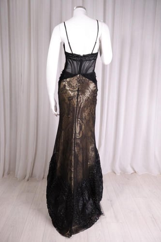 فستان دانتيل طويل أسود مبطن بساتان ذهبي بدون أكمام