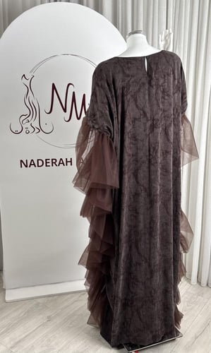 جلابية حرير مغسول باللون البني بأكمام تول مكشكشة