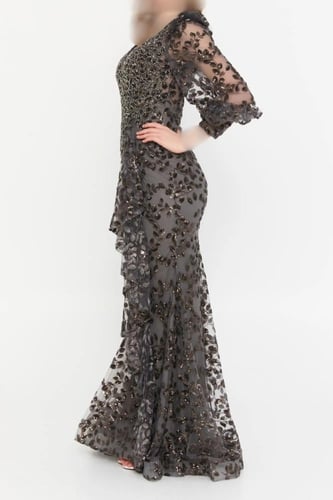 فستان تل رمادي طويل مطرز بالترتر بأكمام طويلة