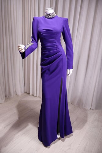 فستان كريب طويل بلون برتقالي مزين بالكريستال