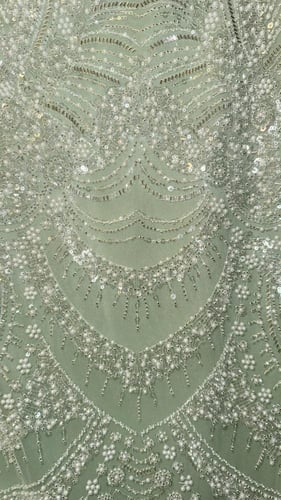 فستان تل تركواز طويل بقصّة مستقيمة مزين بالترتر وا...