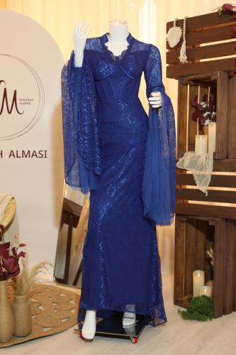 فستان دانتيل طويل أزرق بأكمام تول واسعة وطويلة