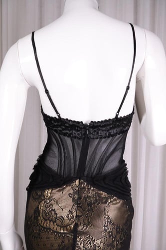 فستان دانتيل طويل أسود مبطن بساتان ذهبي بدون أكمام