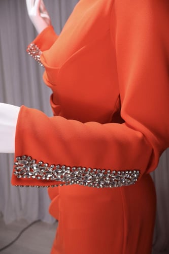 فستان كريب طويل بلون بنفسجي مزين بالكريستال