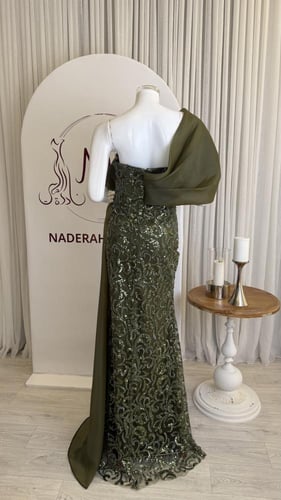 فستان تل مطرز زيتي طويل بكم لف من الأورجانزا