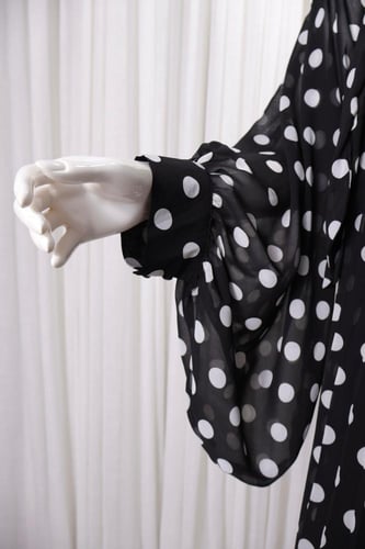 فستان شيفون منقط ميدي بكسرات وربطة عنق