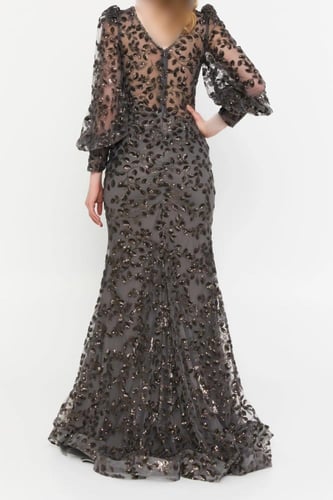 فستان تل رمادي طويل مطرز بالترتر بأكمام طويلة