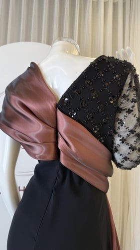 فستان أسود طويل كريب بكم لف وكم تل