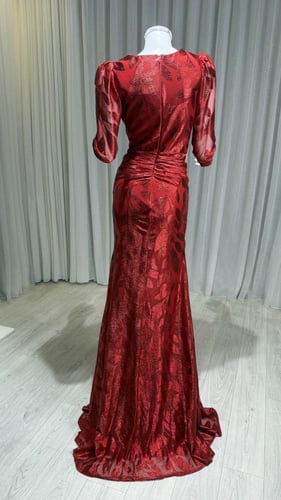 فستان شيفون أحمر طويل بقصة كلوش وأكمام طويلة